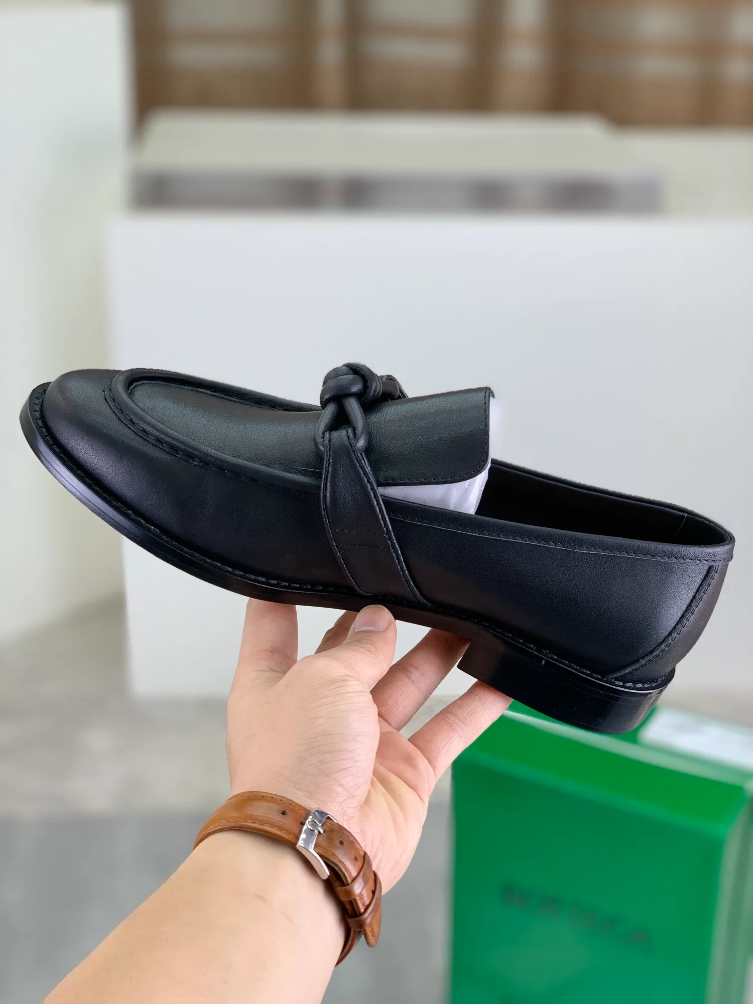 Men's shoes 💰P820 [New model] (genuine leather outsole) water-dyed cow lining 💰High-quality business couple leather shoes 💎💎💎 BOTTEGA VENETA official website synchronizes the latest top version of BV in the market, accept material comparison, shoe type comparison, process comparison, practical and textured, versatile and suitable for any occasion, the more you look at it, the more flavorful it becomes. Purely hand-knitted craftsmanship - Upper material, calfskin imported from Italy 🇮🇹 - High-quality water-dyed cowhide lining - Original private model customized leather outsole -Size: Female 35-39 (40 ordered) Male 39-44 (38 45 can be customized) Color: Multiple colors available